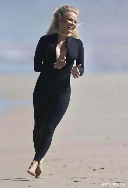 帕梅拉·安德森一头金色长发很时尚,在镜头下的她很认真,表情很到位.