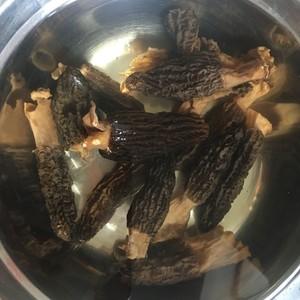 羊肚菌泡水半小时后,清洗,然后用干净的水继续泡.