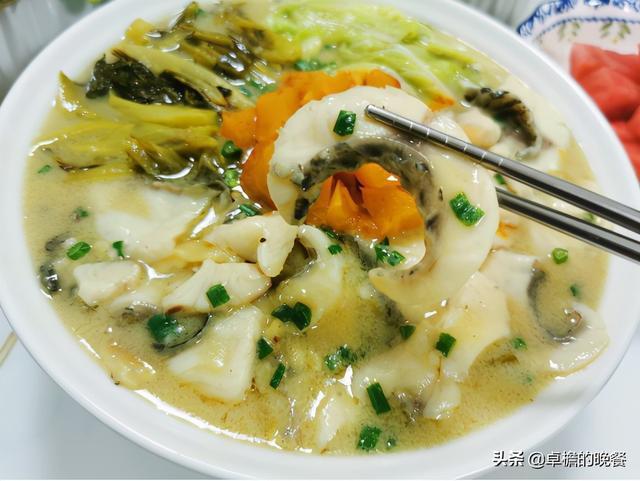 又喜欢吃面食的,又喜欢吃酸菜鱼的,可以试试这种做法,有主食