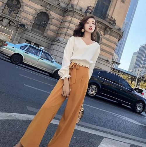 40岁女人阔腿裤怎么搭配上衣?试试这几款个性搭配,给