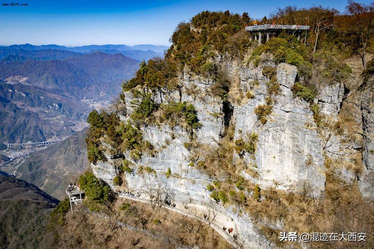 牛年汉中龙头山登高远望光雾山四川就在眼前赞叹自然之伟大
