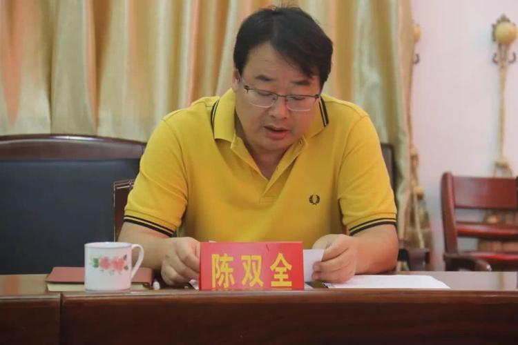 榜山镇党委书记陈双全代表榜山镇汇报了区域性治安稳定突出问题重点