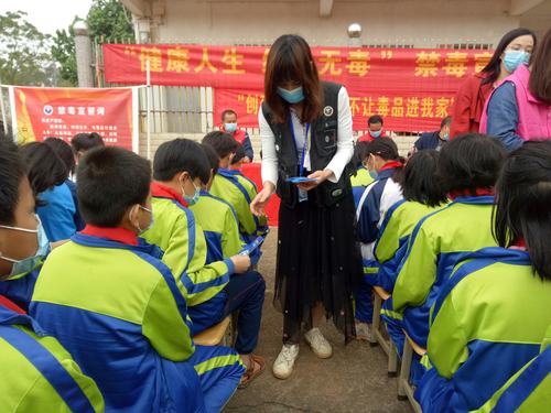 禁毒社工为同学们发放禁毒宣传单