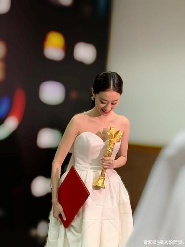 张小斐沙发上拍写真,着白色短裙,头发散乱姿势慵懒,妩媚且性感