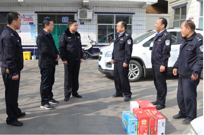 绛县公安局党委春节前走访慰问基层一线民警