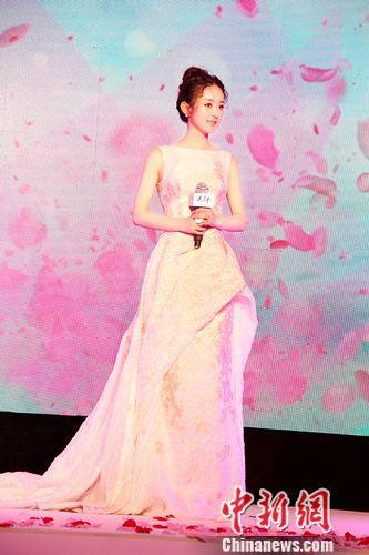 赵丽颖穿长裙变"花仙子" 自曝曾为爱奋不顾身(图)