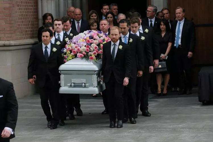 西方葬礼主色调是黑色,其庄重,肃穆