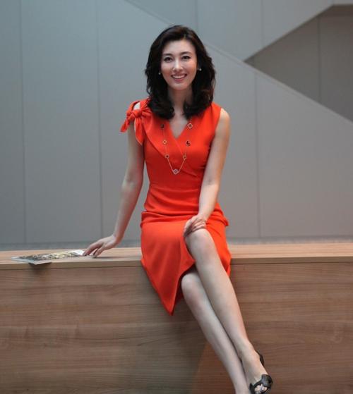 美女主持李红:14岁辍学打工又退婚,凭一己之力供出俩大学生