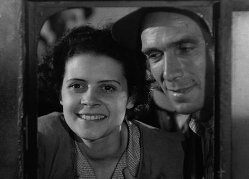 以电影《偷自行车的人为例》探析意大利新现实主义电影的艺术特征