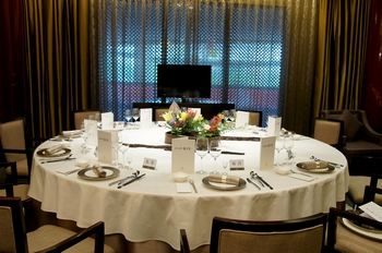 8月,操老师为岷山饭店设计了中式插花的餐台与环境布置,让习惯