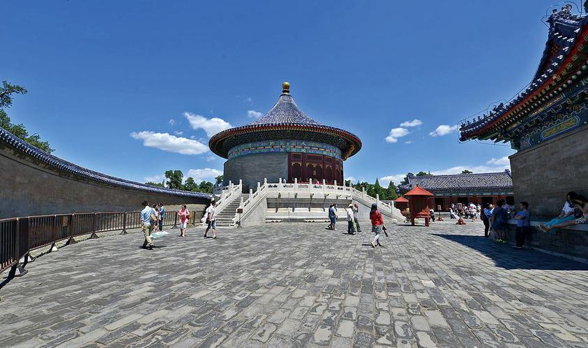 回音壁是天坛中皇穹宇周边的围墙,高3.7米,直径60多米.