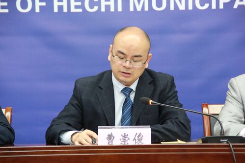 (图为河池市市场监管局局长曹崇俊通报全市市场监管工作情况)