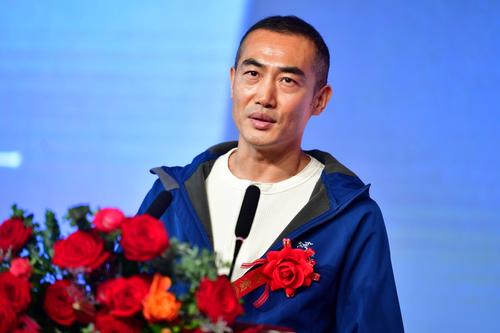 5月6日,饰演男主角的演员艾东在电影《高铁作证》开机仪式上发言.