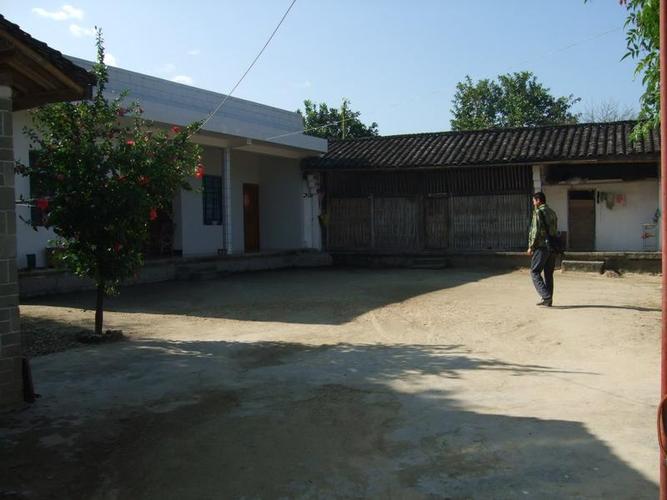 弄费自然村隶属于云南省盈江县弄璋镇弄璋行政村,属于坝区,位于弄璋镇