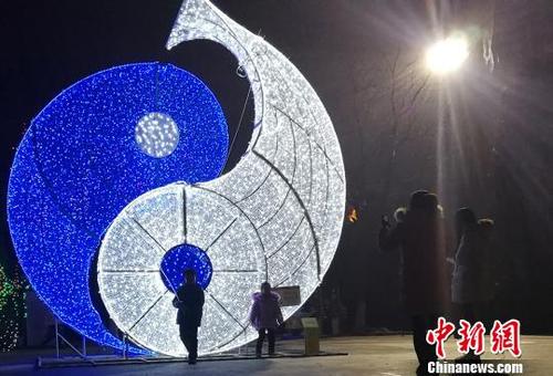 八卦图彩灯. 戴佳阳 摄
