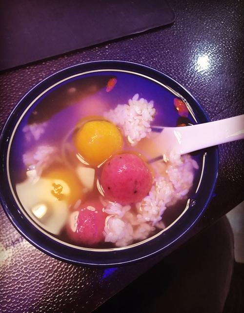 夏天的尾巴i做的汤圆*火龙果汤圆
