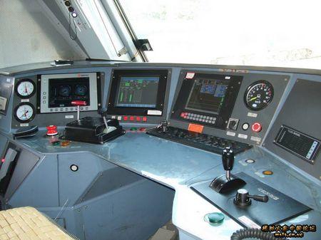 crh2 型动车组的司机室结构是怎么样的?分别由那几部分构成?