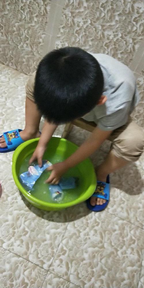 为了养成好习惯,大三班小朋友今天开始进行洗袜子洗脚的活动,看看我们