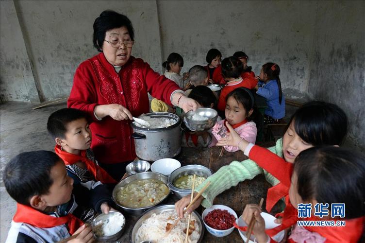 5月5日,梁淑敏为孩子们盛饭菜. 新华社发(李向雨 摄)