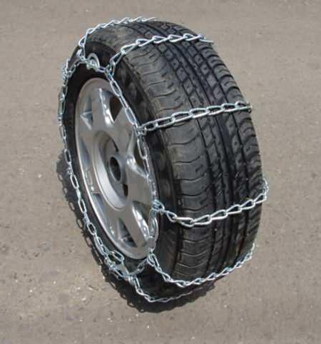 另一种是交叉安装的几根单独的防滑链,它比较简单便宜,但安装不如前者