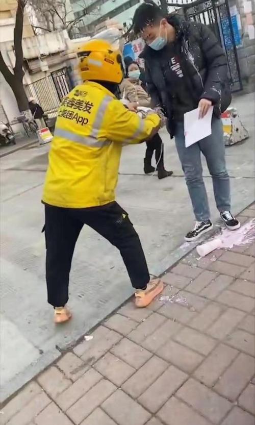 山东济南,花心男子被泼奶茶,知情外卖小哥透露:顾客要求的!