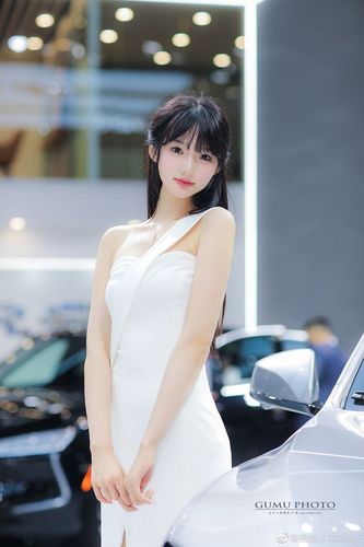 被一群男人怼脸围观的车模原来长这样校花出身神似洋娃娃