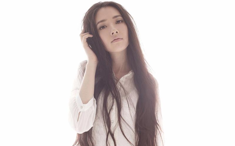 摄影美女:台湾女星郭碧婷文艺范桌面壁纸