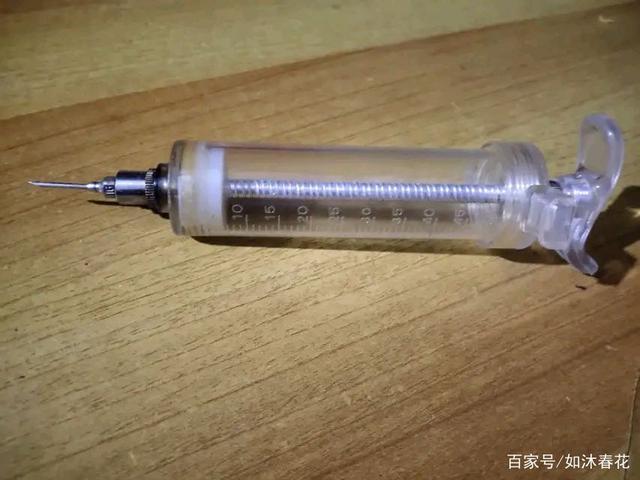 农民养猪,遇到猪生病,给猪打针灌药要怎么操作