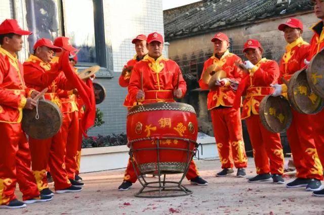 丰顺县汤坑镇有句民谚:"高兴不过娶媳妇,热闹不过敲锣鼓.