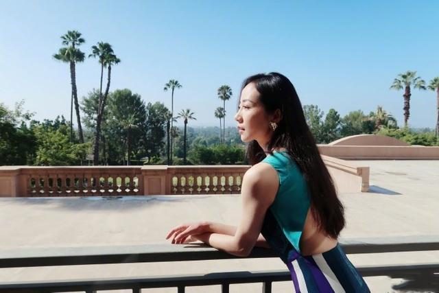 韩雪一袭拼色露背开叉长裙性感婀娜沐浴在阳光下尽显女神气质