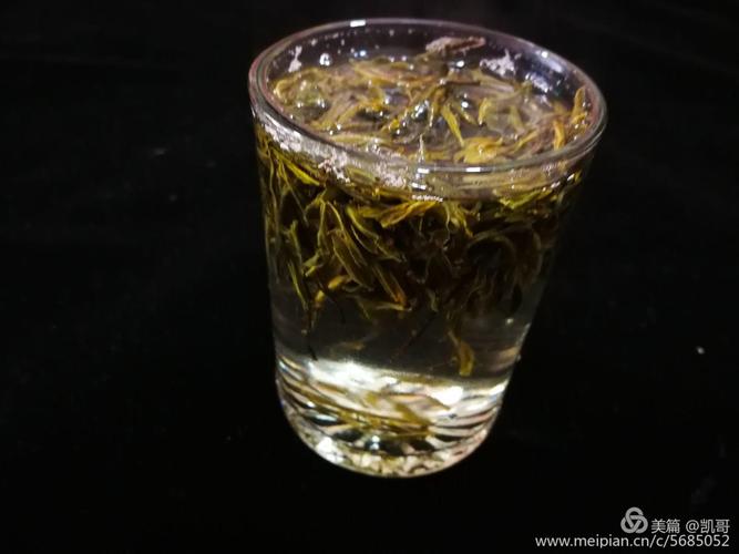 把泡好的茶叶凉透,沥干(因为绿茶有一股清香味,这样炸制出来的更好吃