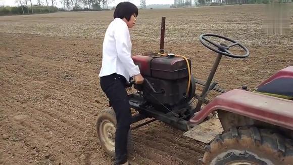 农村妇女摇拖拉机,留守妇女把男人的活全干完了