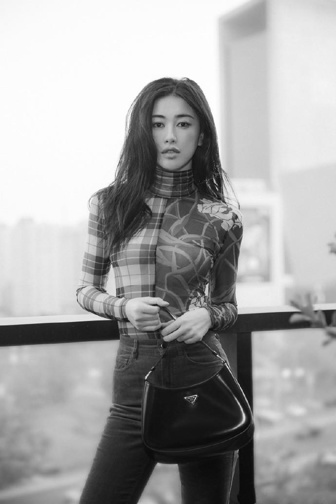 又被朱珠惊艳穿紧身打底衫配紧身裤曲线小宝老婆堆里罕见