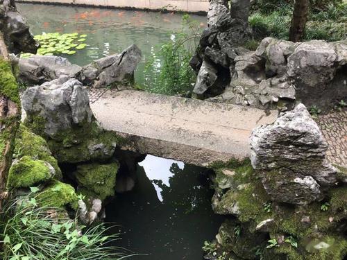 平桥就是桥面平坦的桥,即桥面与水面或地面平行,桥面没有起伏,桥面