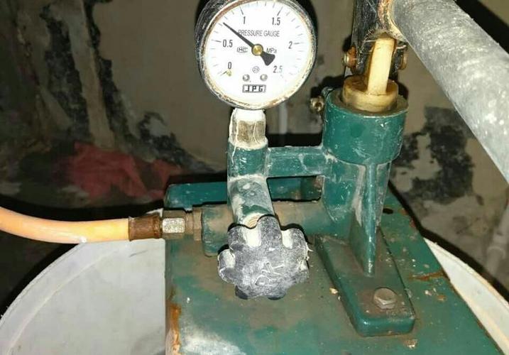 给水管进行打压测试,7个压力30分钟无掉压,符合施工规范