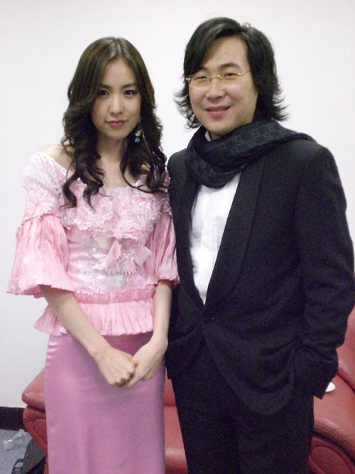 组图:简美妍廖昌永跨国合作 唱响上海新春晚会