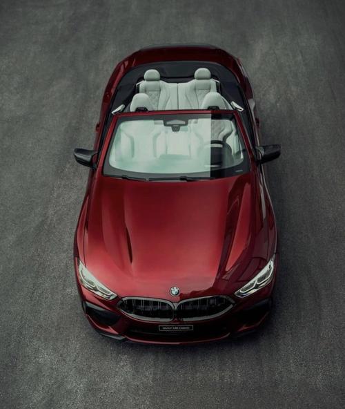 优雅红魔宝马m8敞篷版