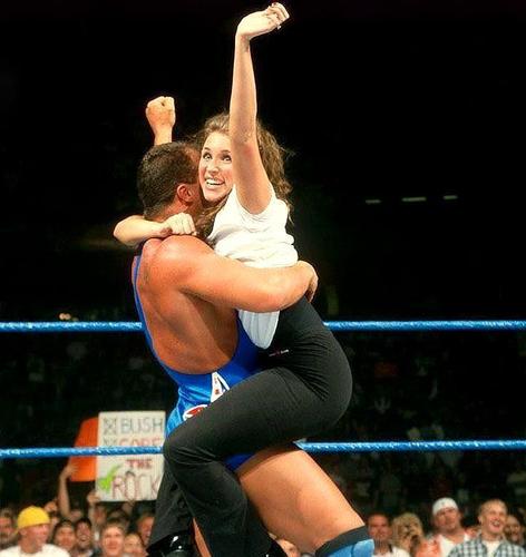 wwe斯蒂芬妮与hhh最想删除的10张照片,文斯当年为了收视率拼了!