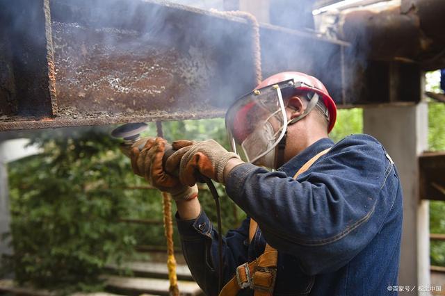 用一些机械方法将碳钢表面锈层剥离除锈,这种方法需要大量的人工操作
