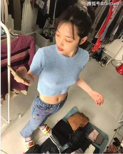 她们心目中的天使女孩崔雪莉,致力于不少女性平权的运动,自己的 no