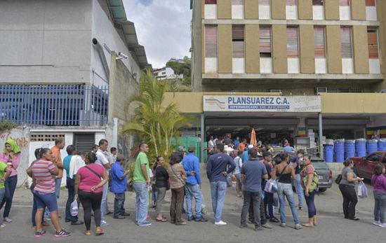 委内瑞拉日常用品短缺催生新行业替人排队购物组图