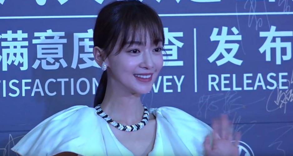 华鼎奖女星红毯吴谨言首获视后网友关注点却在她身上真敢穿