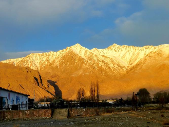 旁边的山体也在阳光照耀下,金光闪闪,俨然一座金山.
