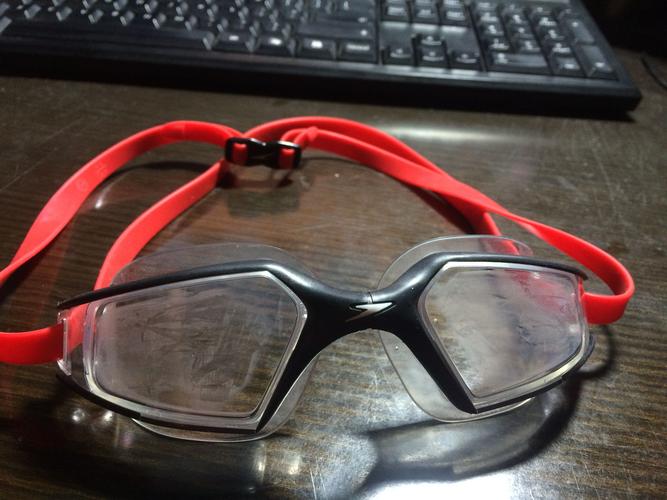 有专业人士可以好好解释下 泳镜的防雾膜, 防雾层,防雾液的关系吗?