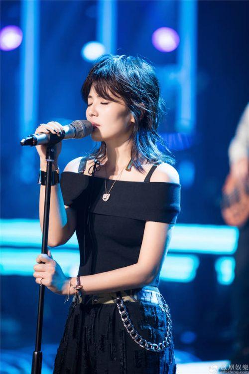 《跨界歌王》刘涛邀梁博助阵 半决赛帅气开唱玩摇滚