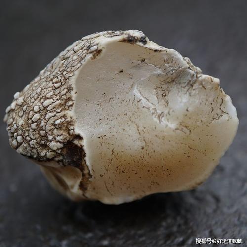 新疆罗布泊戈壁滩,不只有沙子石头还有一种宝石_蛋白石