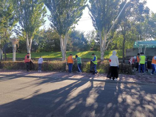 小小志愿者 大大责任心———学生走进社区,体验"劳动美"社会实践活动