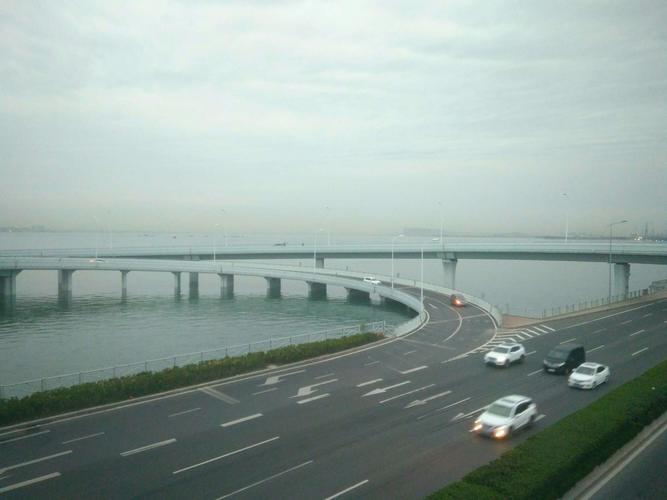 青岛环湾路和白泥地公园