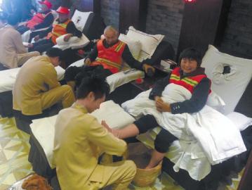 足疗店请30名环卫工洗脚