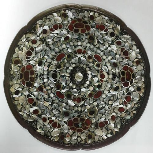 通体镶螺钿和玳瑁,背面装饰的主体宝相花,在唐代是烂大街的纹样,铜镜
